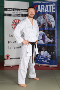 Yoann Hochet, Directeur technique, ceinture 5ème dan, Diplôme d'Etat Jeunesse Education Populaire et Sport, entraîneur régional combat, certifié en préparation physique, récupération et nutrition, certifié en préparation mentale.